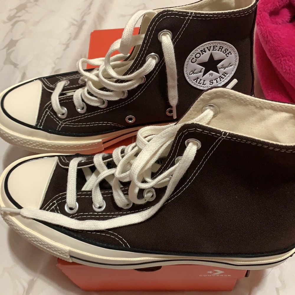 Dark Groot brown converse